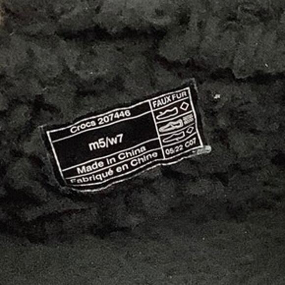 Crocs Men's 5 Women's 7 Black Classic Cozzzy Sandal Fuzzy Slipper P1-37 - Picture 7 of 10